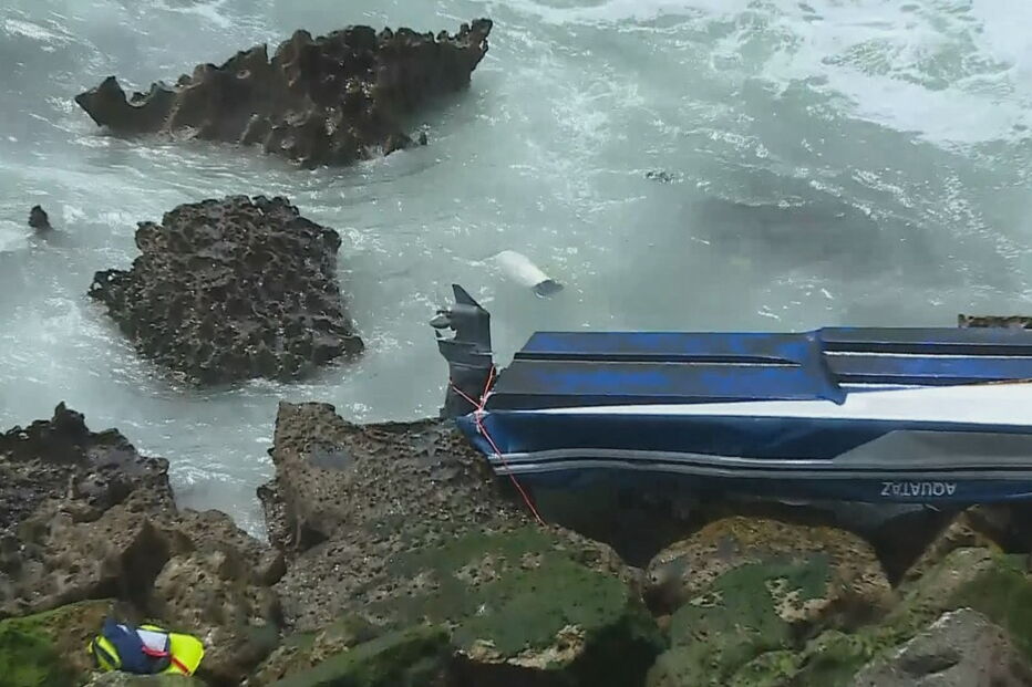 Embarcação vira na Praia da Parede 