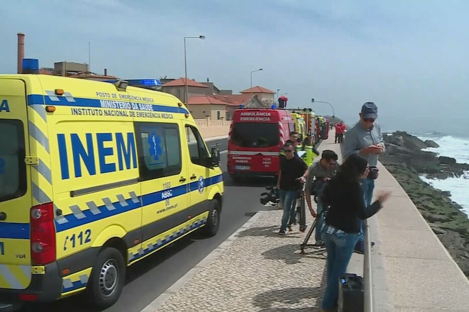 Embarcação vira na Praia da Parede 