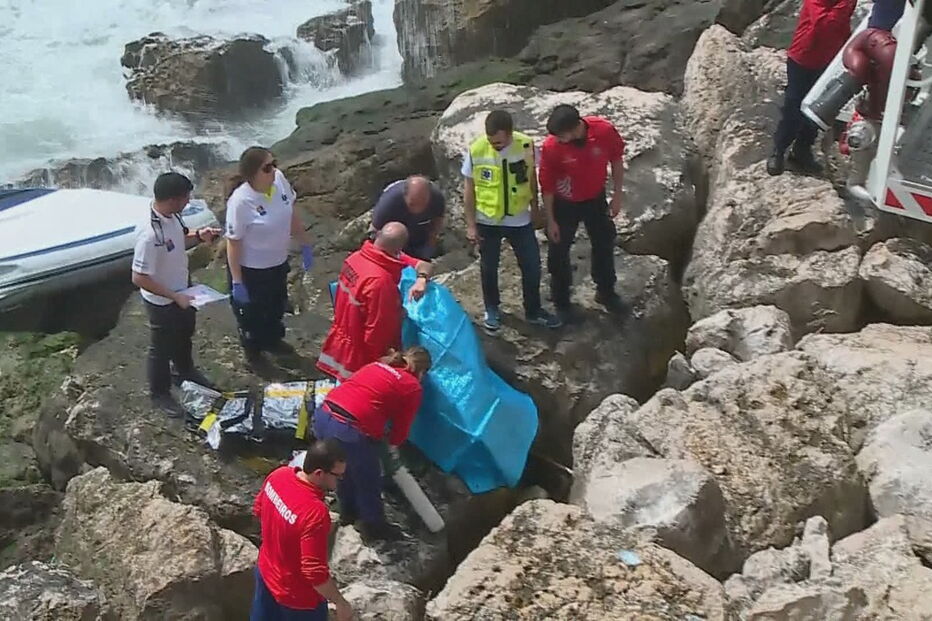 Embarcação vira na Praia da Parede 