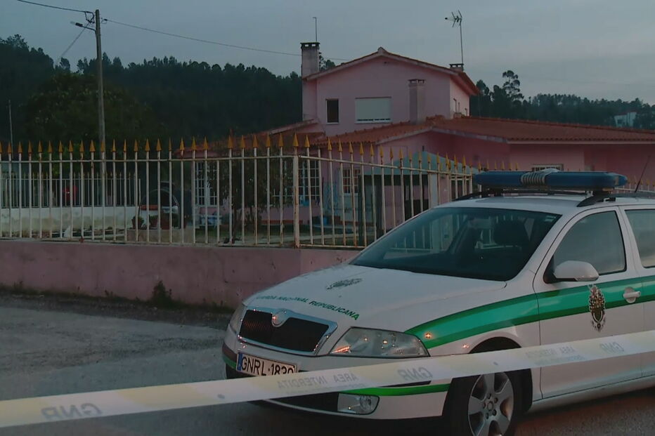 Mulher encontrada morta em casa com marcas de arma branca