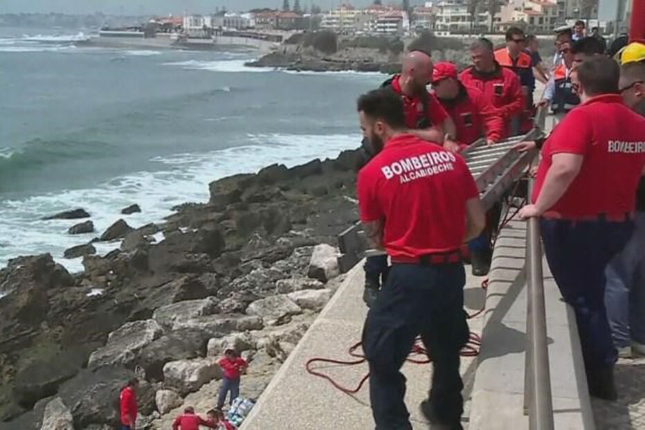 Dez pessoas resgatadas de naufrágio de barco turístico em Cascais