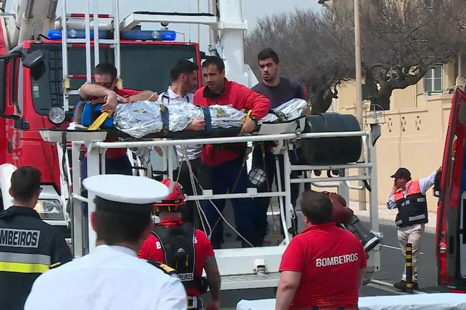 Dez pessoas resgatadas de naufrágio de barco turístico em Cascais