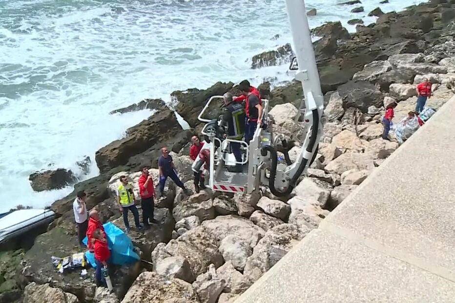 Dez pessoas resgatadas de naufrágio de barco turístico em Cascais