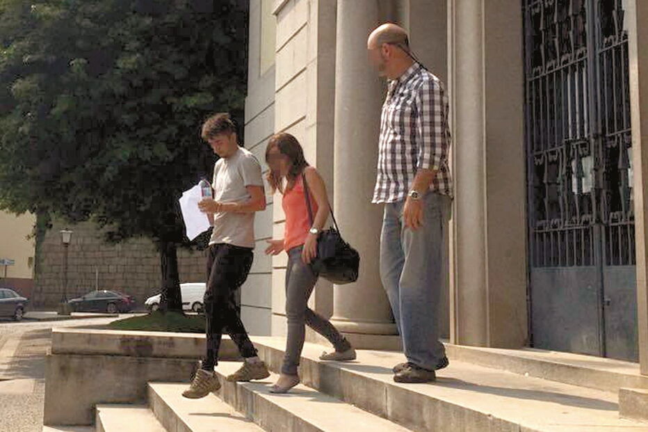 Bruno Oliveira (à esq.) no dia em que foi levado pela polícia a tribunal. Agressor tinha 19 anos e esfaqueou a ex-namorada, de 17, por ciúme