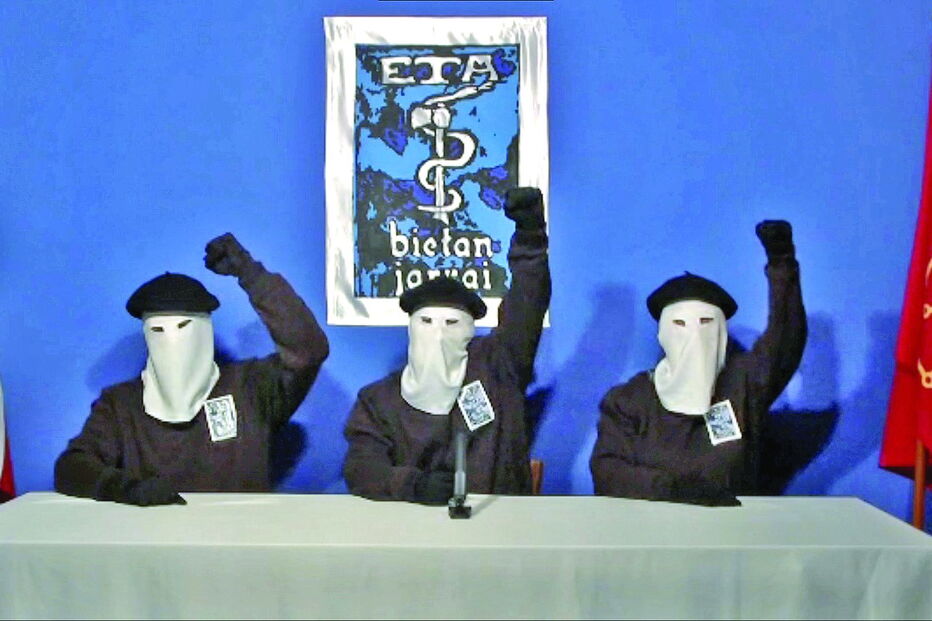 Membros da ETA durante a leitura de um comunicado, em outubro de 2011, apelando ao fim de 50 anos de luta armada 