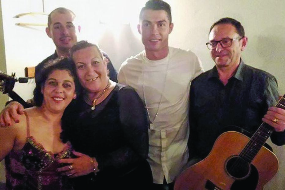 Ronaldo com os músicos Hugo Filipe e António Alves e com as fadistas Bia Ferreirinha e Sónia Domingos