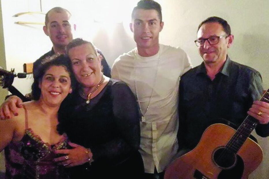 Ronaldo com os músicos Hugo Filipe e António Alves e com as fadistas Bia Ferreirinha e Sónia Domingos