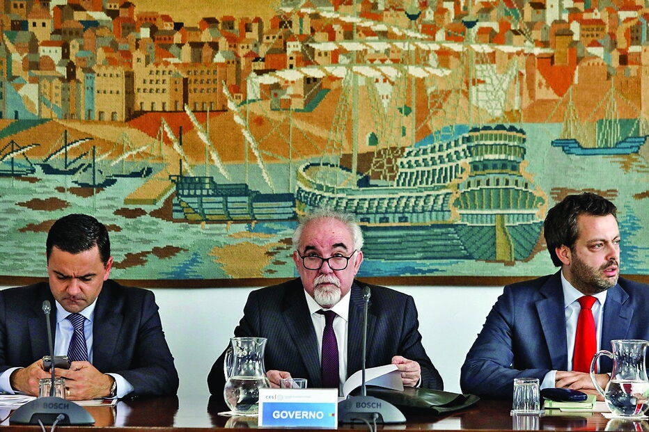 Ministro do Planeamento (à esquerda) foi à concertação social apresentar o Programa Nacional de Reformas 2016-2022  