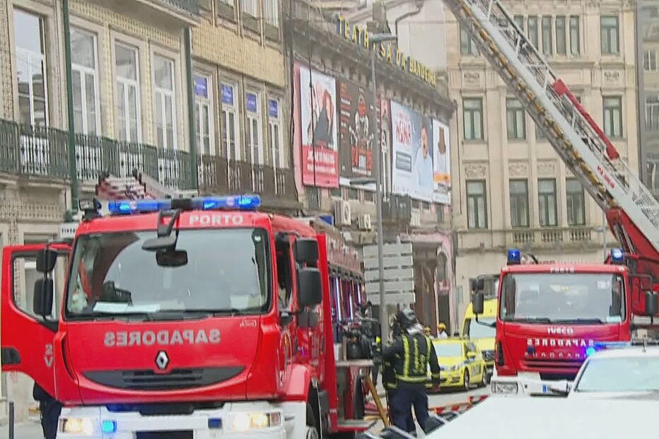 Incêndio consome edifício no centro do Porto