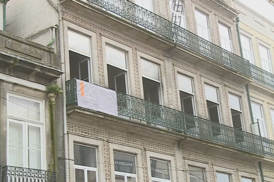 Incêndio consome edifício no centro do Porto