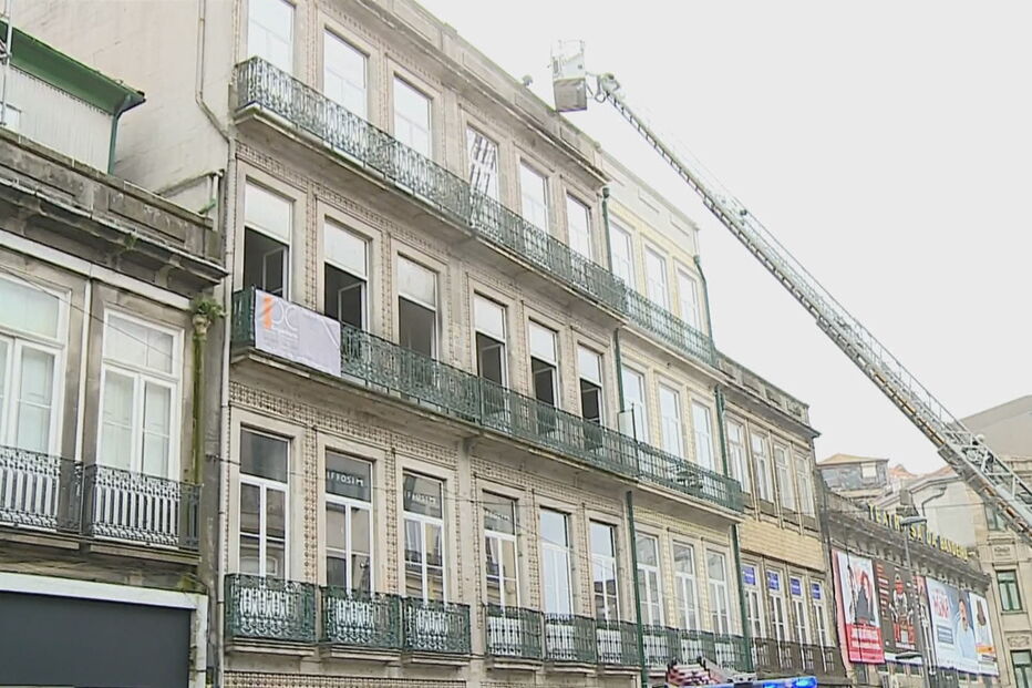 Incêndio consome edifício no centro do Porto