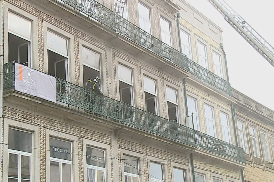 Incêndio consome edifício no centro do Porto