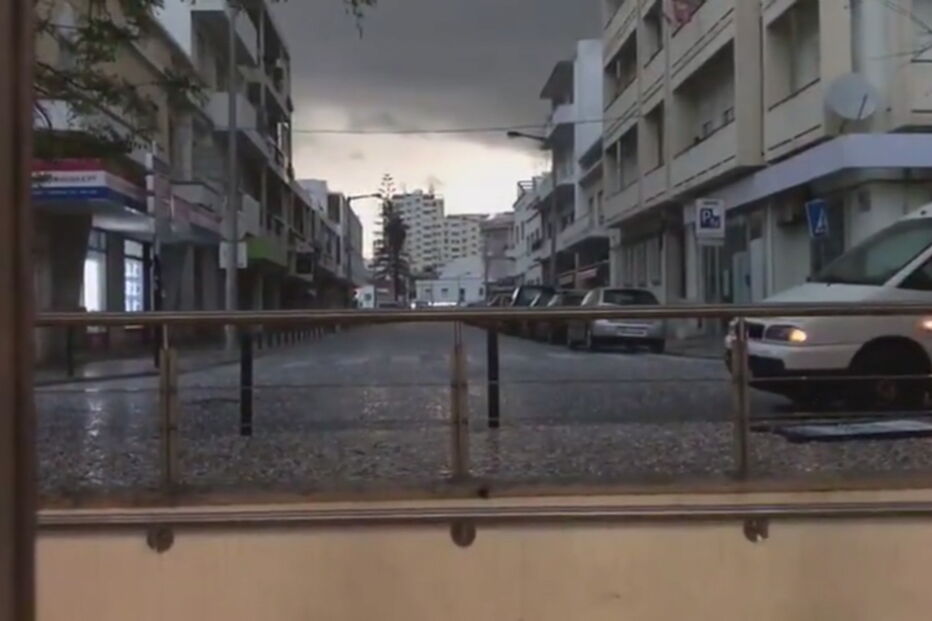 Algarvios acordam com chuva torrencial e granizo