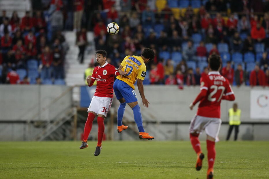 Jogadores em ação no Estoril-Benfica