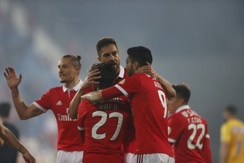 Jogadores do Benfica celebram golo de Rafa 