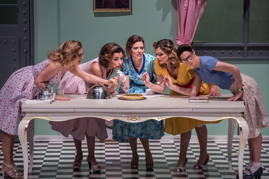 As ‘lésbicas’: Leonor Seixas, Teresa Tavares, Anabela Teixeira, Joana Câncio e Paula Neves, numa cena da peça