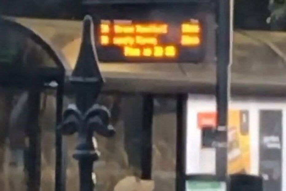 Casal filmado a fazer sexo em paragem de autocarro