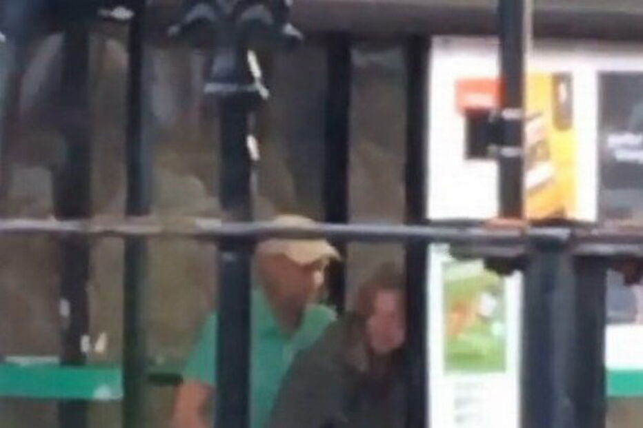 Casal filmado a fazer sexo em paragem de autocarro