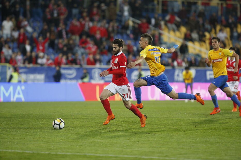 Jogadores em ação no Estoril-Benfica