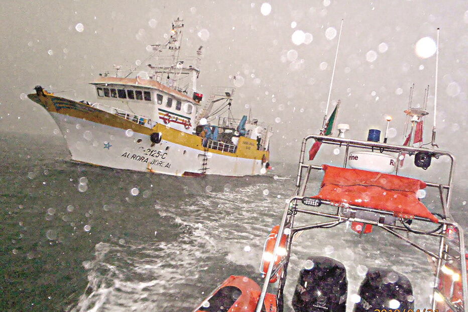 O mau tempo dificultou a ação do salva-vidas de Olhão no socorro ao tripulante do arrastão 