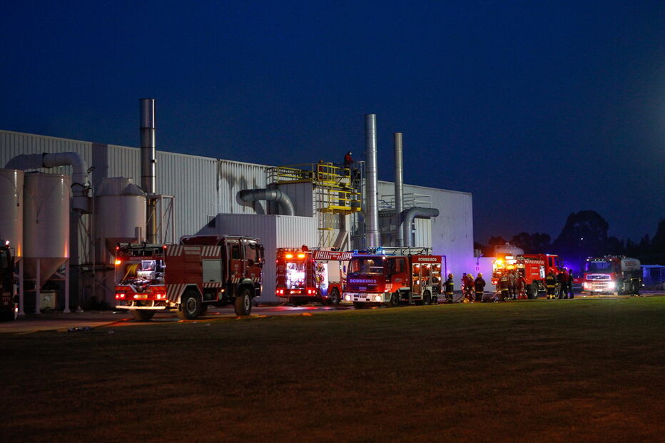 Fogo em fábrica de Cantanhede