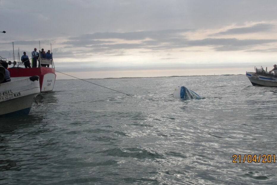 Barco virou-se na Culatra e pescador salvou-se a nado