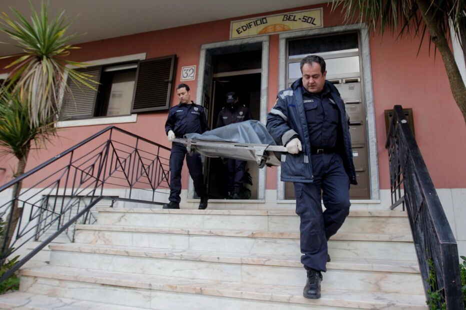 Corpo de Carla Santos retirado de local do crime, em Monte Abraão