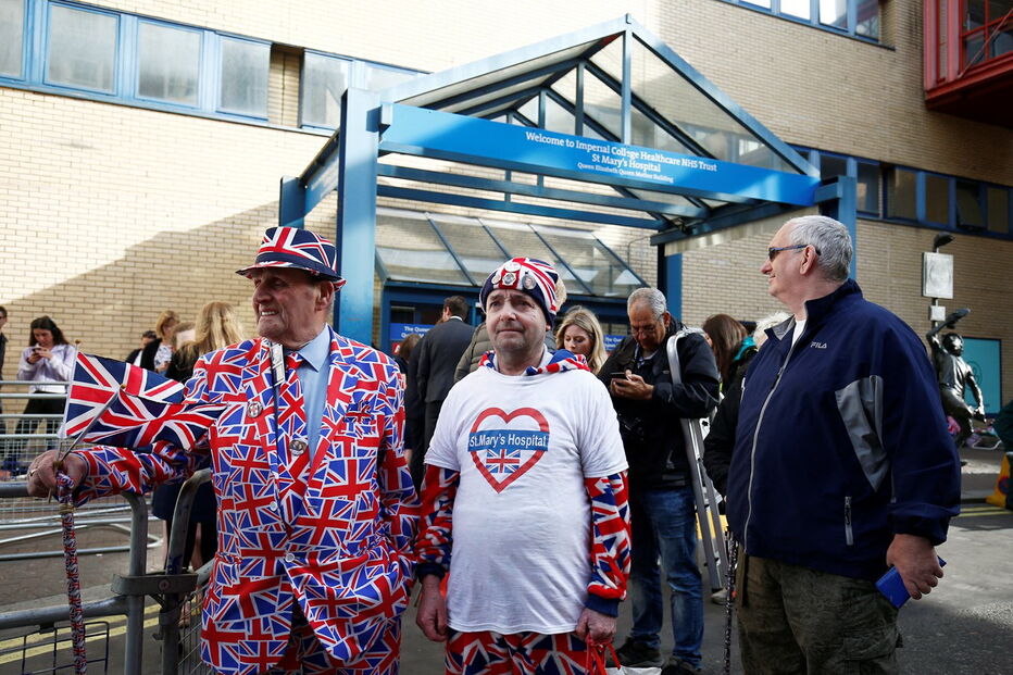 Fãs à porta do Hospital St. Mary