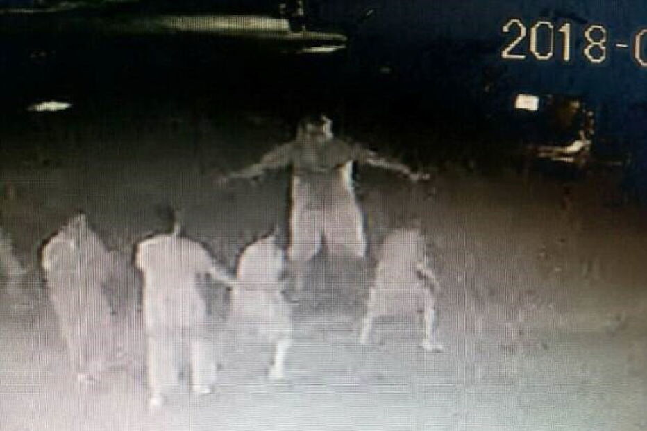 Turista filmado a mostrar pénis a crianças à saida de templo