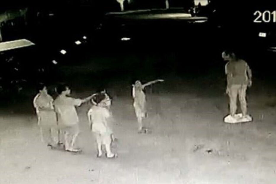 Turista filmado a mostrar pénis a crianças à saida de templo