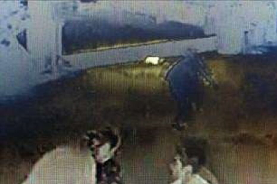 Turista filmado a mostrar pénis a crianças à saida de templo