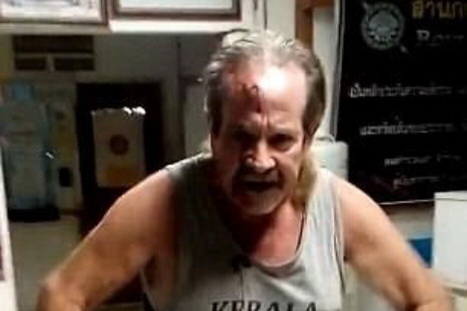 Turista filmado a mostrar pénis a crianças à saida de templo