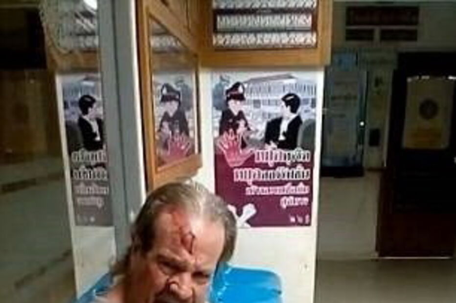 Turista filmado a mostrar pénis a crianças à saida de templo