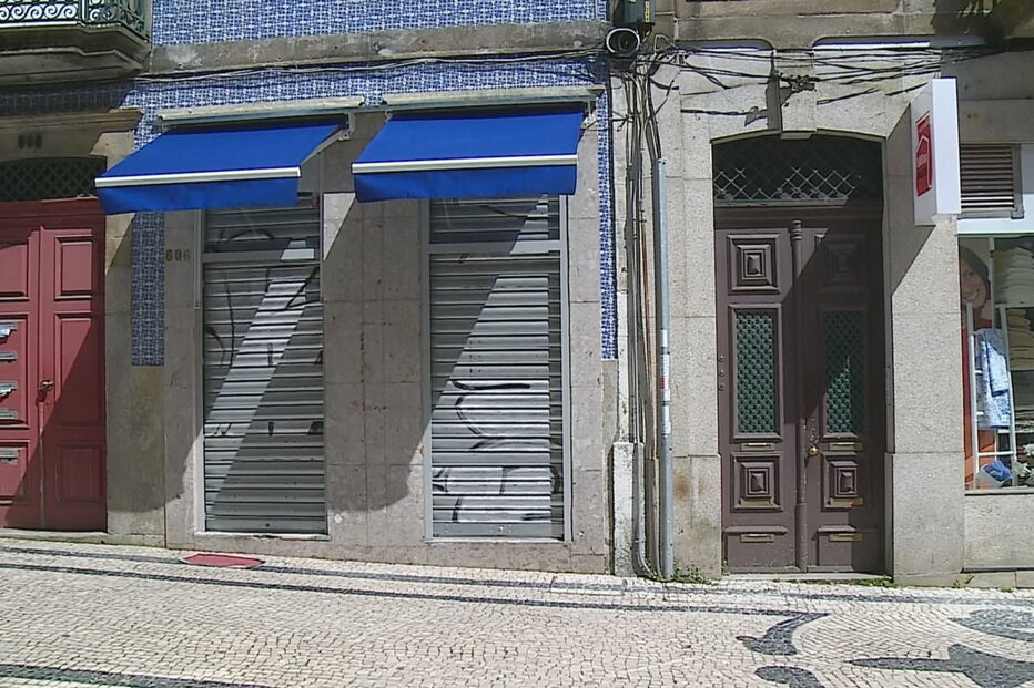 Homem agride dono de loja para roubar uísque na baixa do Porto