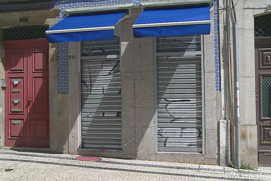 Homem agride dono de loja para roubar uísque na baixa do Porto