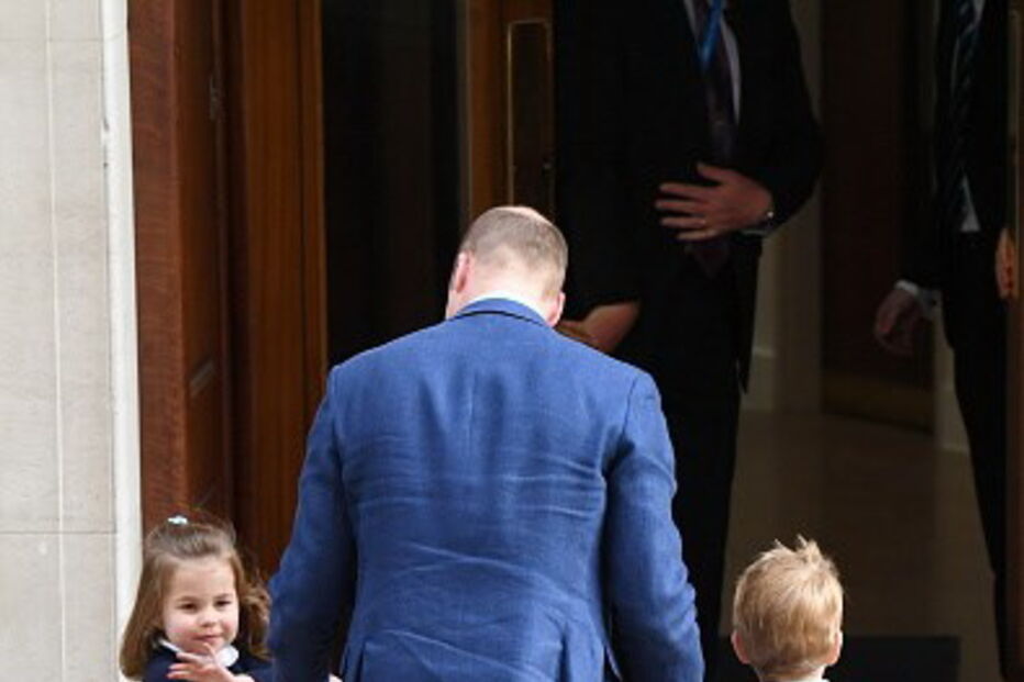 George e Charlotte conhecem o novo irmão