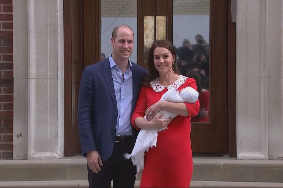 William e Kate à saída do hospital com o terceiro filho