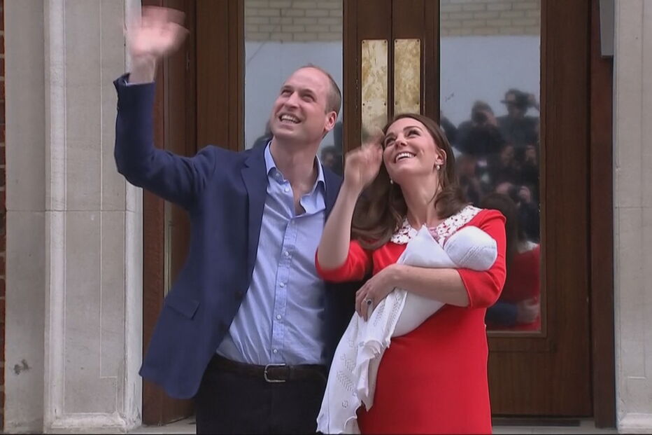 William e Kate à saída do hospital com o terceiro filho