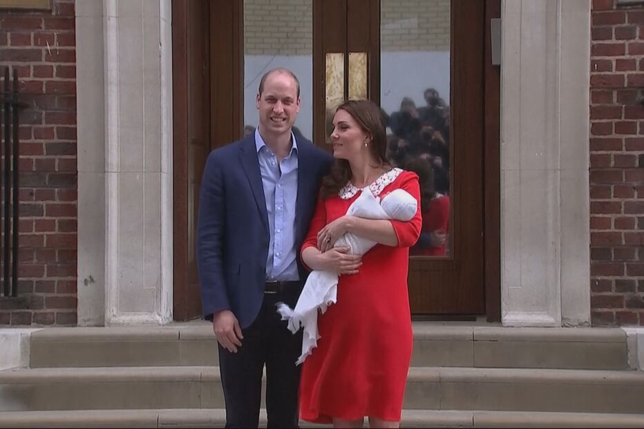 William e Kate à saída do hospital com o terceiro filho