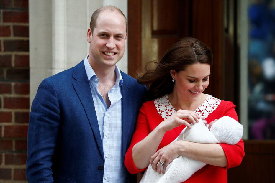 William e Kate à saída do hospital com o terceiro filho