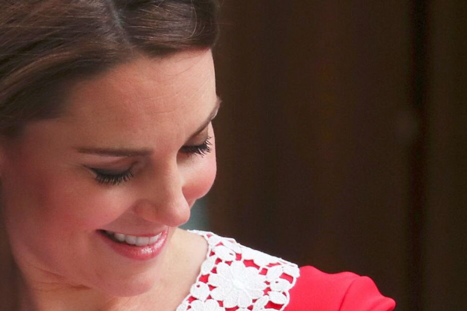 Kate à saída do hospital com o terceiro filho