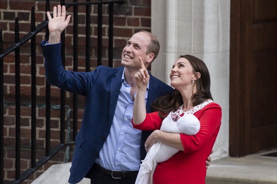 William e Kate à saída do hospital com o terceiro filho