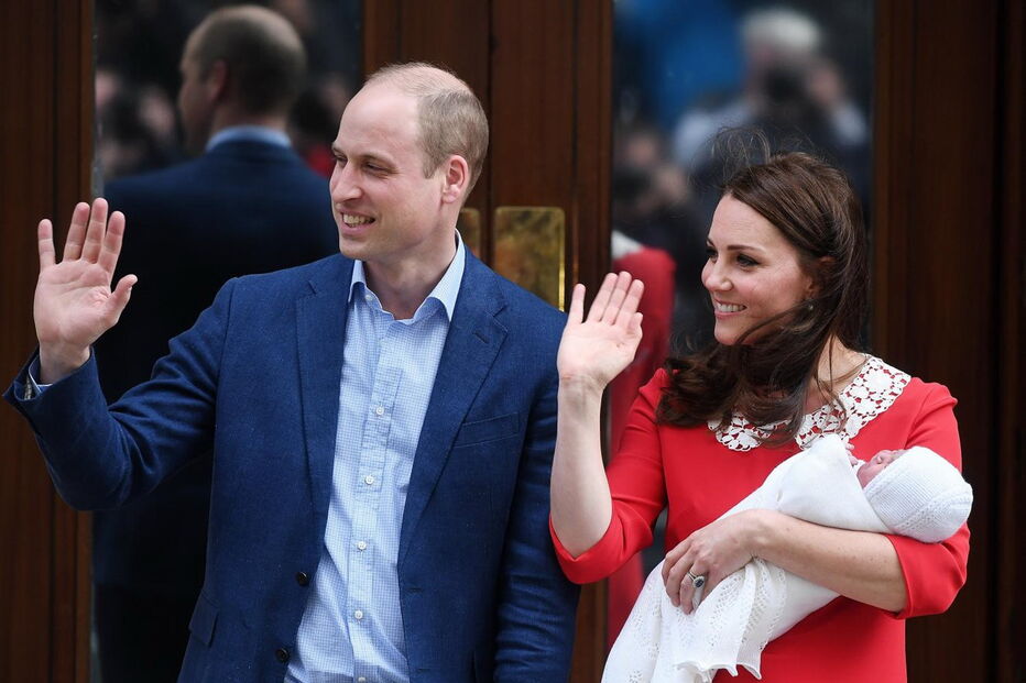 William e Kate à saída do hospital com o terceiro filho