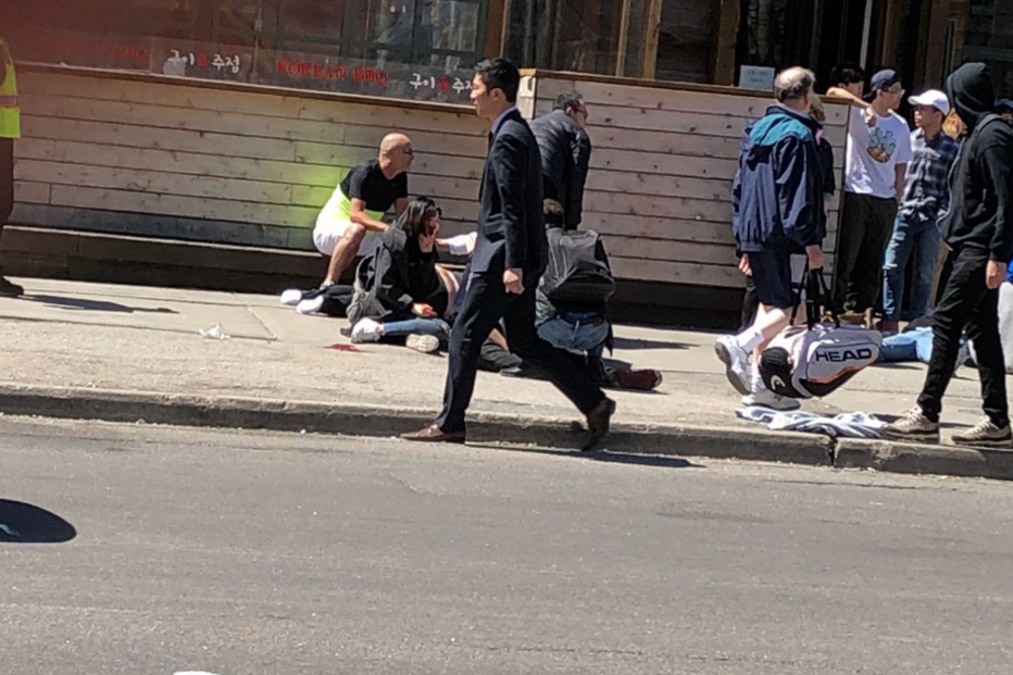 Carrinha atropela peões em Toronto