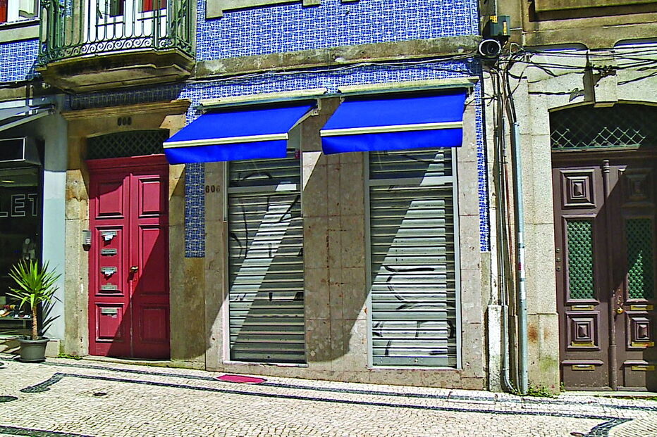 Loja de conveniência foi assaltada à hora de almoço por um homem que atuou com uma faca e agrediu o dono 