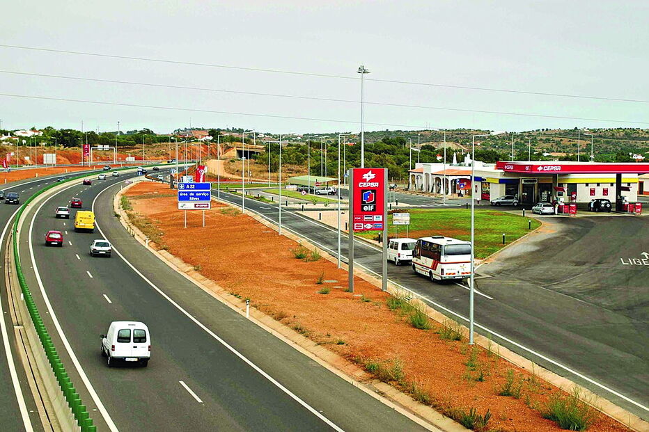 Acidente ocorreu ao km 34,450 da Via do Infante, no sentido Albufeira-Portimão, junto à área de serviço de Silves