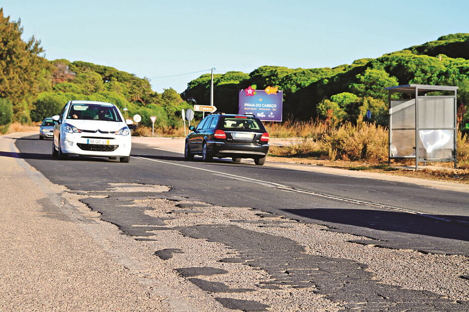 Autarcas e utentes têm alertado para o mau estado do pavimento das vias, em particular na EN125 e EN124