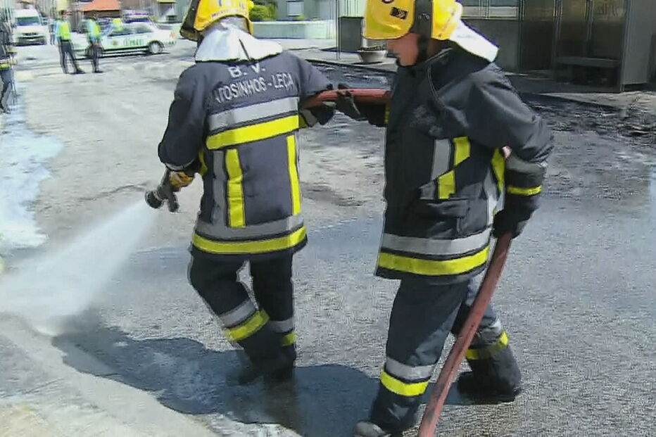 Autocarro arde em Matosinhos. Veja as imagens