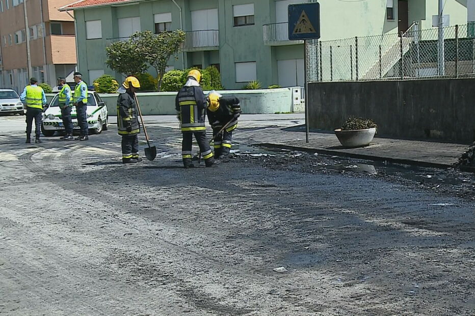 Autocarro arde em Matosinhos. Veja as imagens