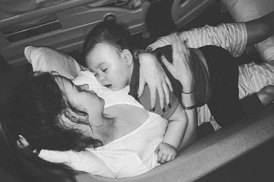 Bebé Alfie com a mãe